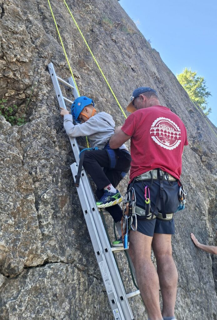 Encadrement individuel lors d'une sortie escalade adaptée